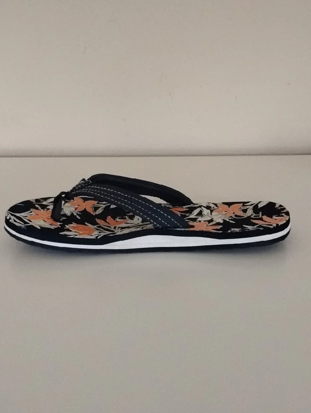 Roxy Size 4 Navy Floral Flip Flop Sandals - Orange & White Pattern
